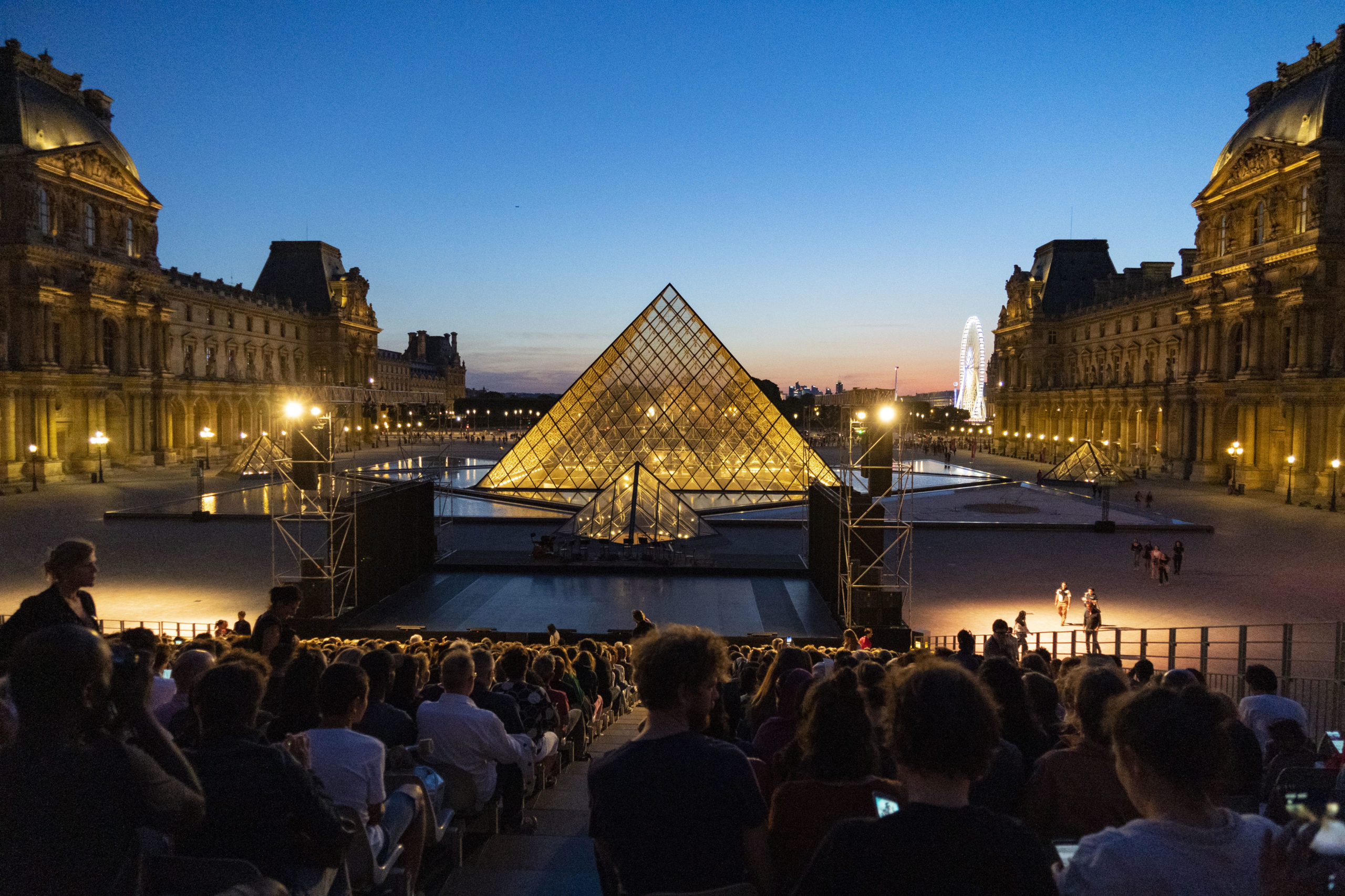 PARIS L’ÉTÉ – KADERATOU –  30 ans de le Pyramide du Louvre ©Gestuelle12